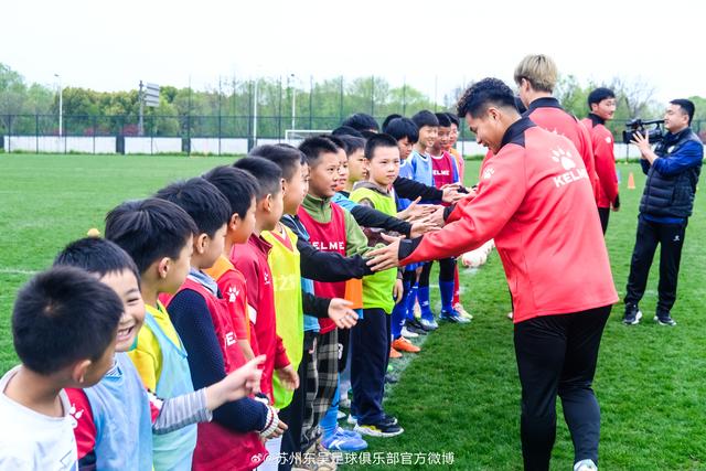 苏州东吴举办公益足球课，30名小朋友参加该活动(公益足球)