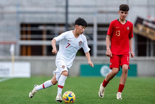 葡萄牙7号！中国14岁球员王磊身披葡萄牙国少7号球衣！本菲卡核心(7号球员)