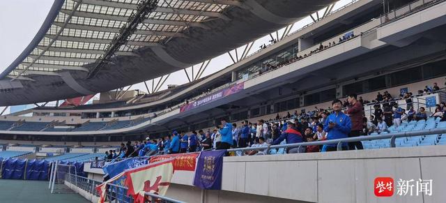 紫牛在现场 | 时隔四年，南京奥体再度响彻江苏足球的战歌(足球 新闻)