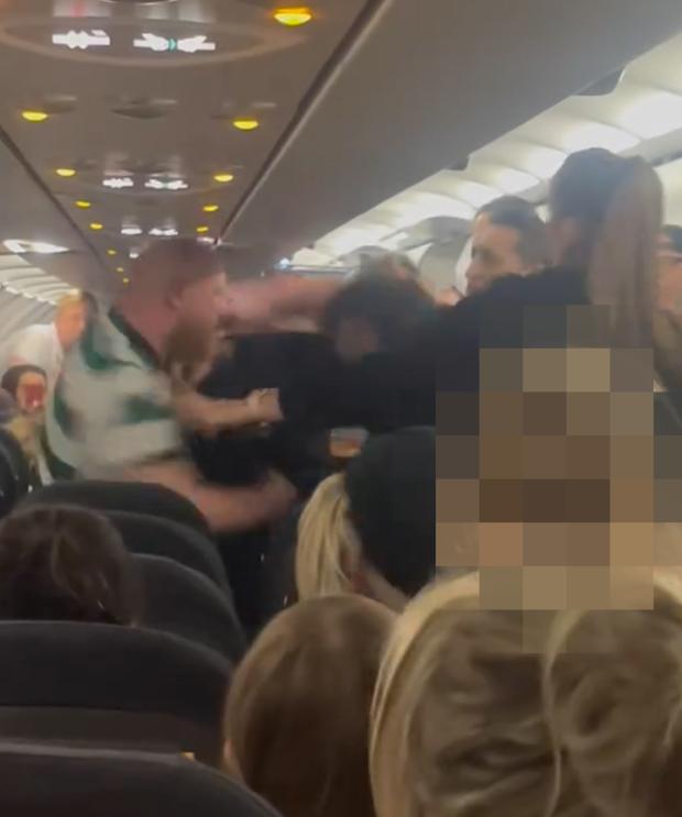 英国航班上一足球球迷寻衅滋事，对警察大打出手，视频曝光(英国足球)